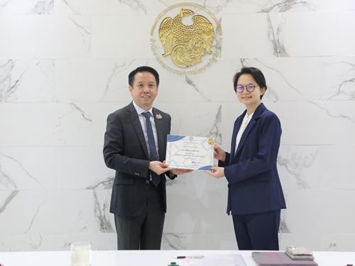 นายธิบดี วัฒนกุล ผู้อำนวยการสำนักงานคณะกรรมการนโยบายรัฐวิสาหกิจ (สคร.) มอบเกียรติบัตร 