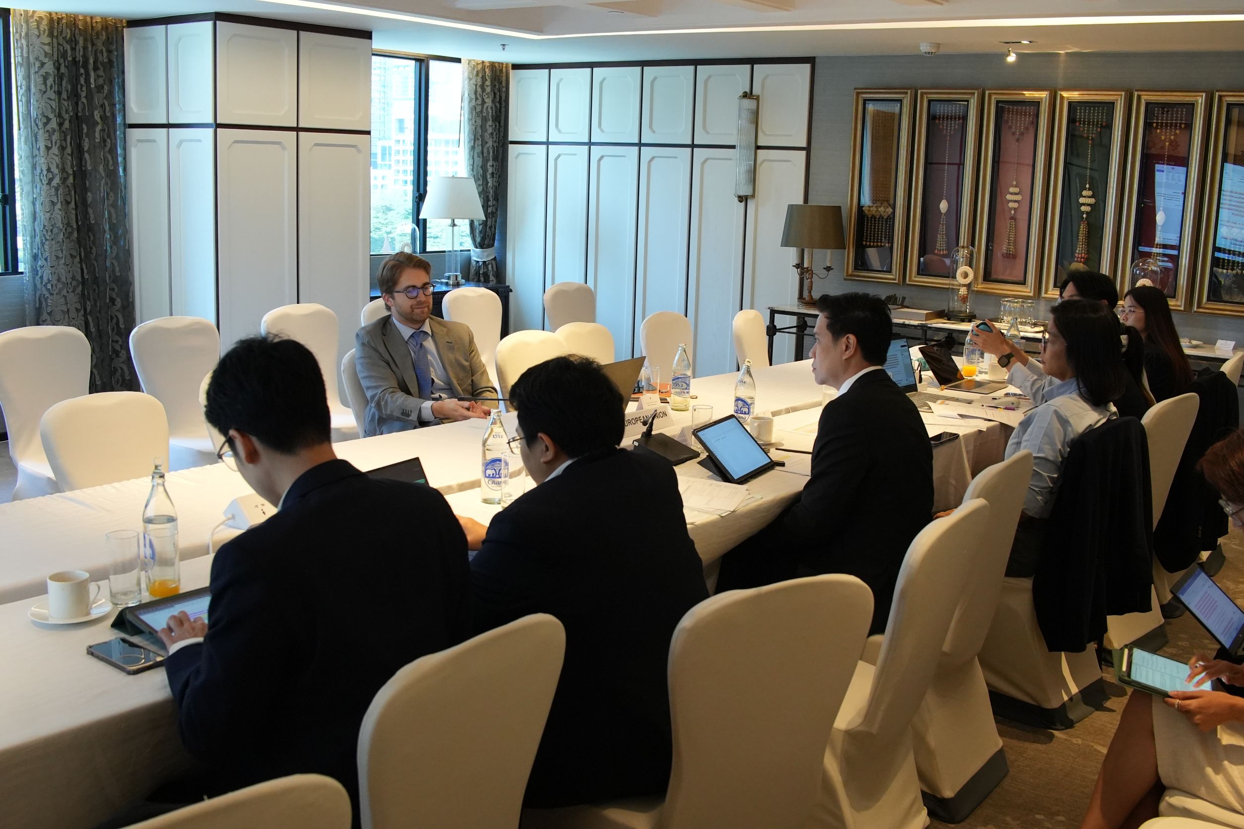 สำนักงานคณะกรรมการนโยบายรัฐวิสาหกิจ ร่วมประชุมเจรจาความตกลงการค้าเสรีระหว่างไทยและสหภาพยุโรป รอบที่ 4 (Thailand – EU Free Trade Agreement: FTA 4th round of negotiations) ในบทรัฐวิสาหกิจ เมื่อวันที่ 26 - 27 พฤศจิกายน 2567 