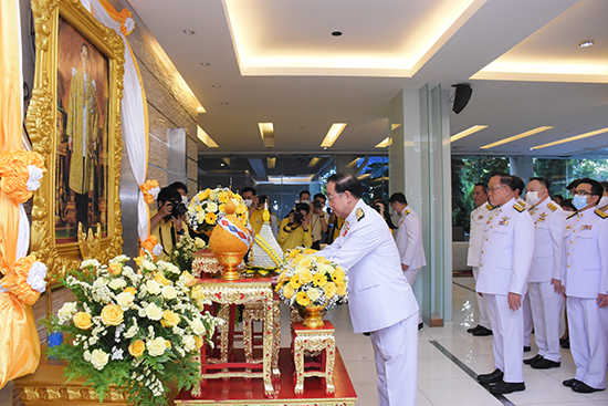 สคร. ร่วมพิธีทำบุญตักบาตรและวางพานพุ่มถวายเครื่องสักการะเนื่องในโอกาสวันคล้ายวันพระบรมราชสมภพ พระบาทสมเด็จพระบรมชนกาธิเบศร มหาภูมิพลอดุลยเดชมหาราช บรมนาถบพิตร