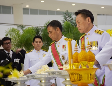 รอง ผอ. สคร. ถวายดอกไม้จันทน์