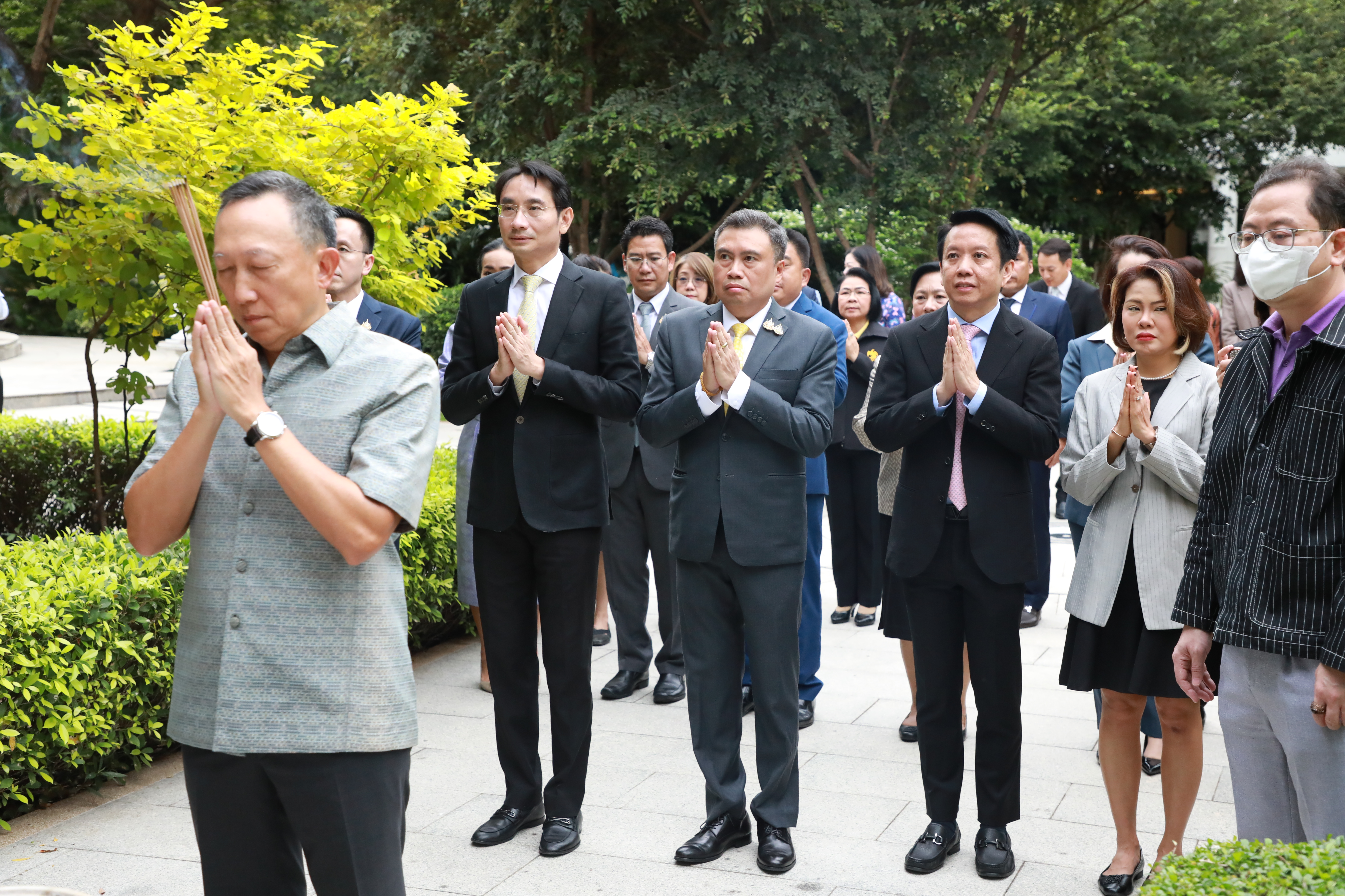 สำนักงานคณะกรรมการนโยบายรัฐวิสาหกิจ ร่วมพิธีสักการะสิ่งศักดิ์สิทธิ์ประจำกระทรวงการคลัง และร่วมแสดงความยินดีกับ นายวรภัค ธันยาวงษ์ เนื่องในโอกาสเข้ารับตำแหน่งรัฐมนตรีช่วยว่าการกระทรวงการคลัง