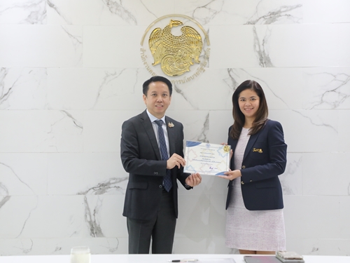 นายธิบดี วัฒนกุล ผู้อำนวยการสำนักงานคณะกรรมการนโยบายรัฐวิสาหกิจ (สคร.) มอบเกียรติบัตร 