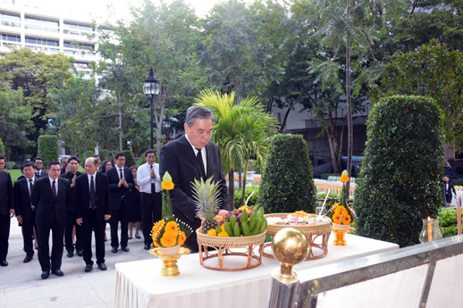 สคร. ร่วมพิธีทำบุญตักบาตรเพื่อถวายเป็นพระราชกุศลแด่ ร.9