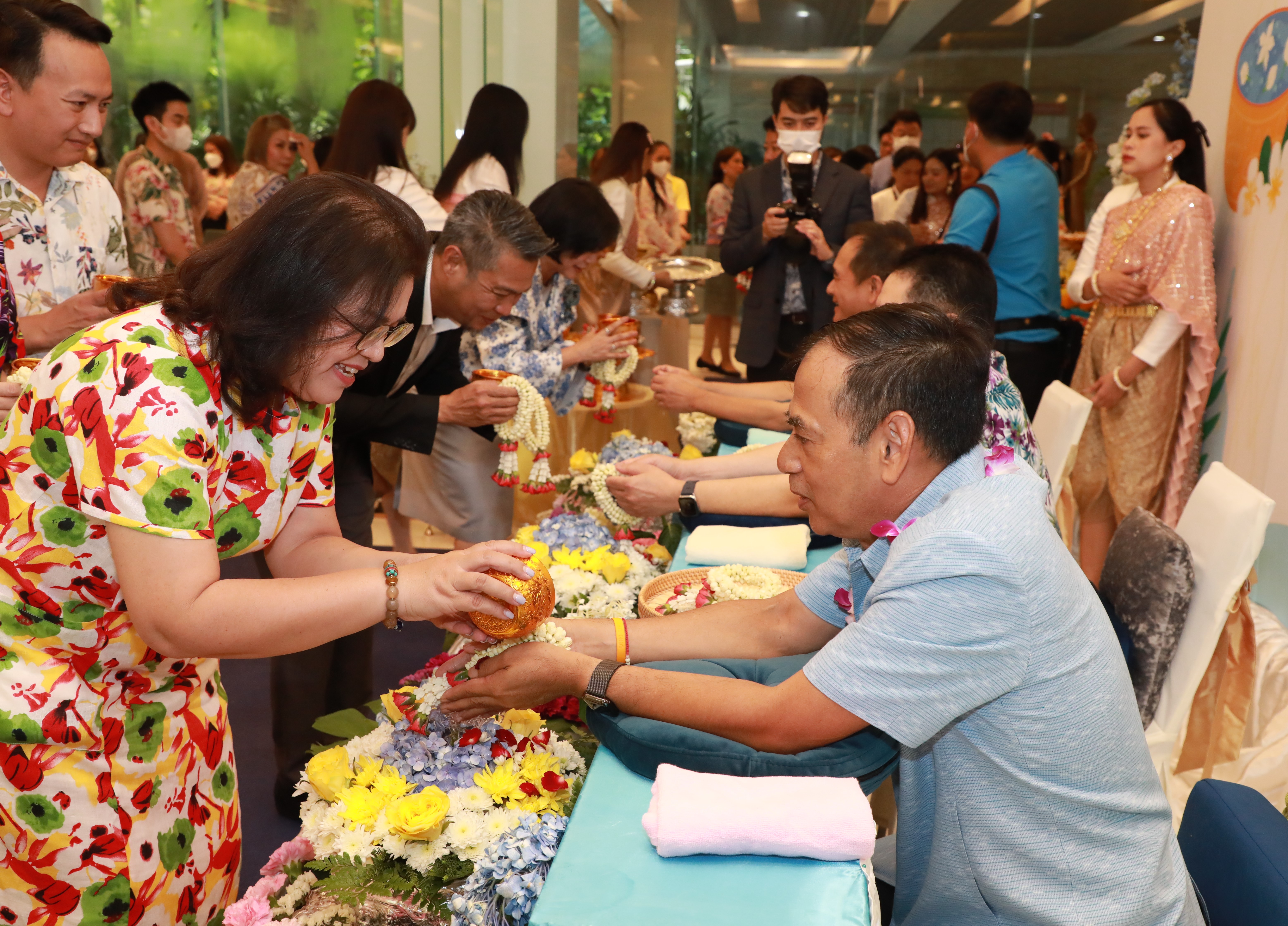 สคร. ได้เข้าร่วมพิธีทำบุญตักบาตร พิธีสรงน้ำพระ พิธีรดน้ำขอพรผู้บริหารระดับสูงกระทรวงการคลัง เนื่องในวันสงกรานต์ พุทธศักราช 2567