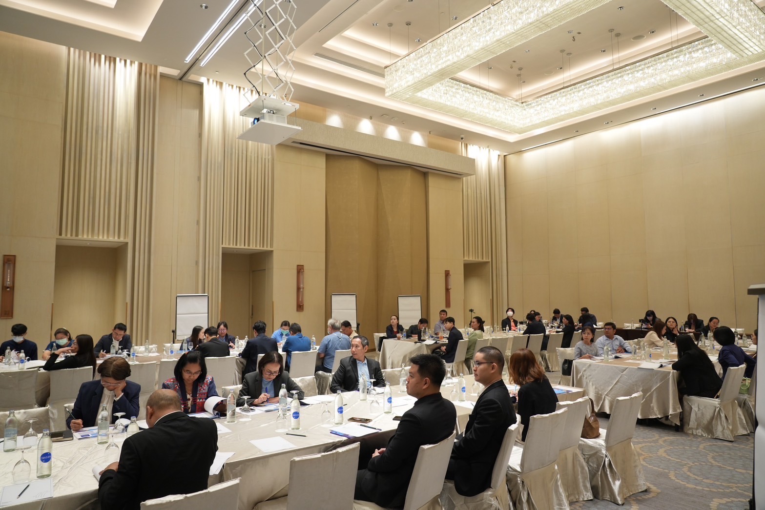 สำนักงานคณะกรรมการนโยบายรัฐวิสาหกิจ (สคร.) จัดสัมมนาเชิงปฏิบัติการเพื่อสร้างความรู้ ความเข้าใจเกี่ยวกับการร่วมลงทุนระหว่างรัฐและเอกชน