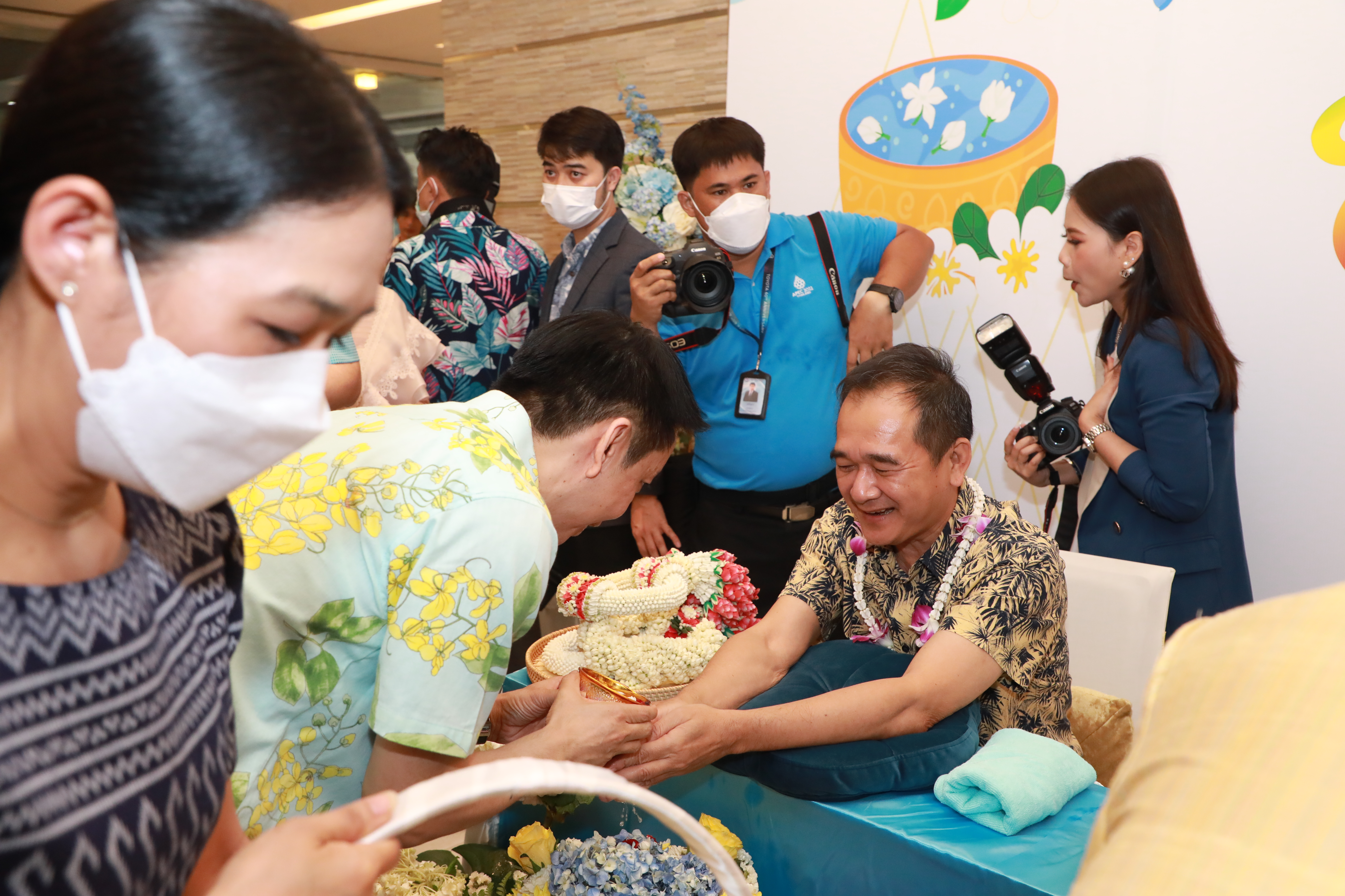 สคร. ได้เข้าร่วมพิธีทำบุญตักบาตร พิธีสรงน้ำพระ พิธีรดน้ำขอพรผู้บริหารระดับสูงกระทรวงการคลัง เนื่องในวันสงกรานต์ พุทธศักราช 2567