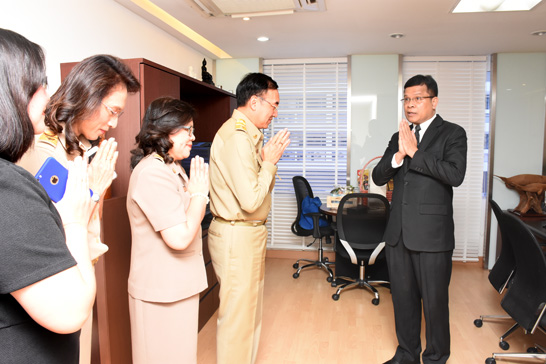 นายภูมิศักดิ์ อรัญญาเกษมสุข ที่ปรึกษาด้านการประเมินผลรัฐวิสาหกิจ (สคร.)  พร้อมผู้บริหาร และบุคลากร สคร. ร่วมอวยพรปีใหม่ 2560 แด่นายประภาศ คงเอียด รองปลัดกระทรวงการคลัง