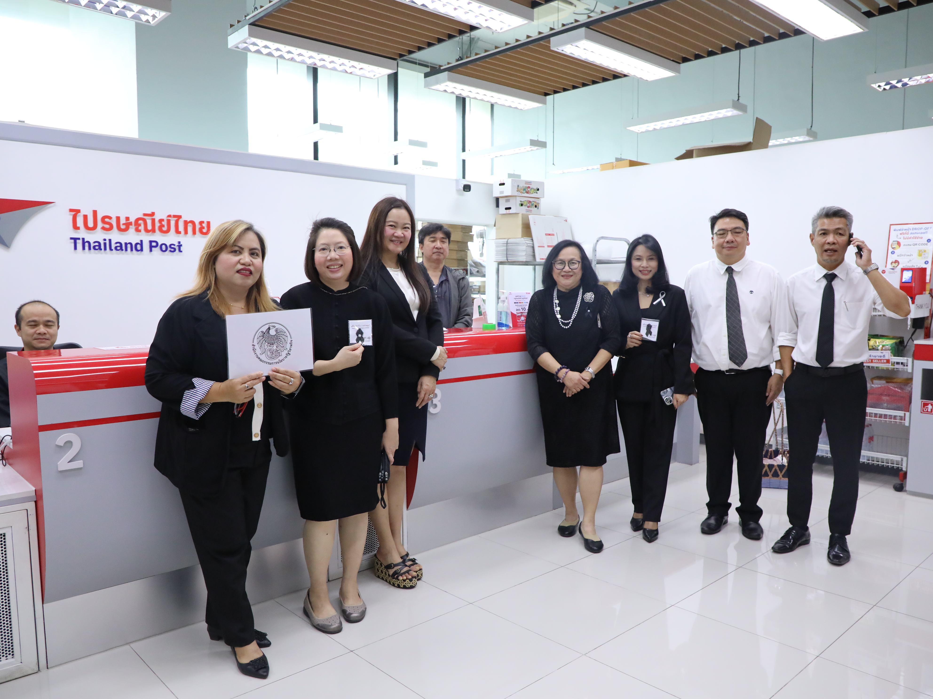 สำนักงานคณะกรรมการนโยบายรัฐวิสาหกิจ จัดกิจกรรมจิตอาสา “รวมพลังแห่งความภักดี” โดยการประดิษฐ์เข็มกลัดโบว์สีดำ เพื่อถวายความอาลัยและน้อมรำลึกในพระมหากรุณาธิคุณของสมเด็จพระนางเจ้าสิริกิติ์ พระบรมราชินีนาถ พระบรมราชชนนีพันปีหลวง