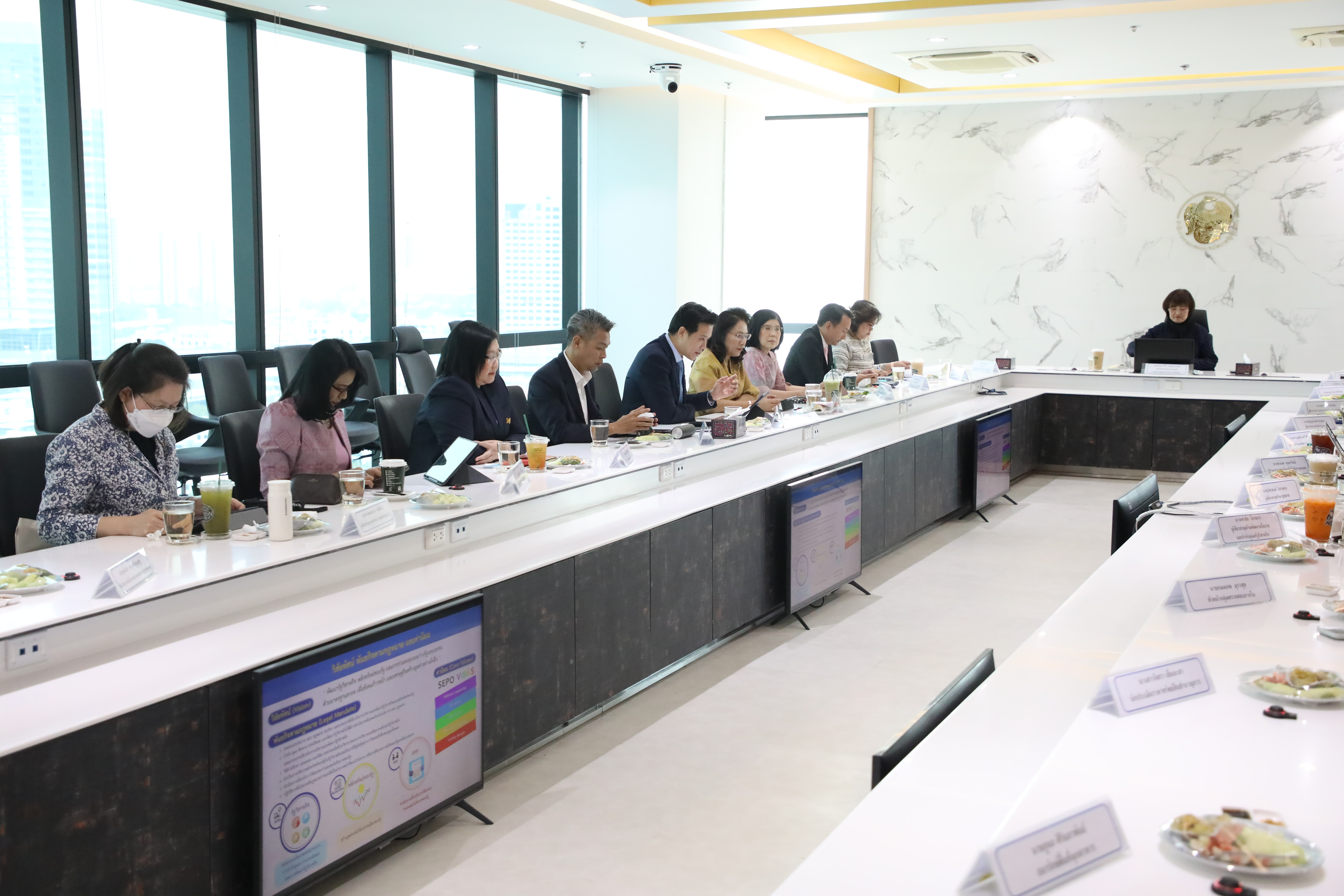 นางสาวศุกร์ศิริ อภิญญานุวัฒน์ รองปลัดกระทรวงการคลัง หัวหน้ากลุ่มภารกิจด้านทรัพย์สิน เข้าตรวจเยี่ยมพร้อมมอบนโยบายการปฏิบัติงานให้กับสำนักงานคณะกรรมการนโยบายรัฐวิสาหกิจ