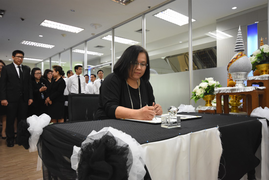 นางสาวปิยวรรณ ล่ามกิจจา รองผู้อำนวยการ สคร. ลงนามถวายอาลัยพระบาทสมเด็จพระปรมินทรมหาภูมิพลอดุลยเดช