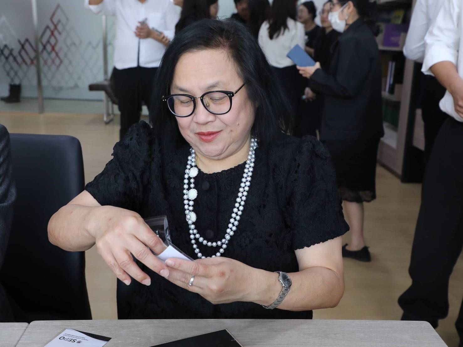 สำนักงานคณะกรรมการนโยบายรัฐวิสาหกิจ จัดกิจกรรมจิตอาสา “รวมพลังแห่งความภักดี” โดยการประดิษฐ์เข็มกลัดโบว์สีดำ เพื่อถวายความอาลัยและน้อมรำลึกในพระมหากรุณาธิคุณ สมเด็จพระนางเจ้าสิริกิติ์ พระบรมราชินีนาถ พระบรมราชชนนีพันปีหลวง เสด็จสวรรคต