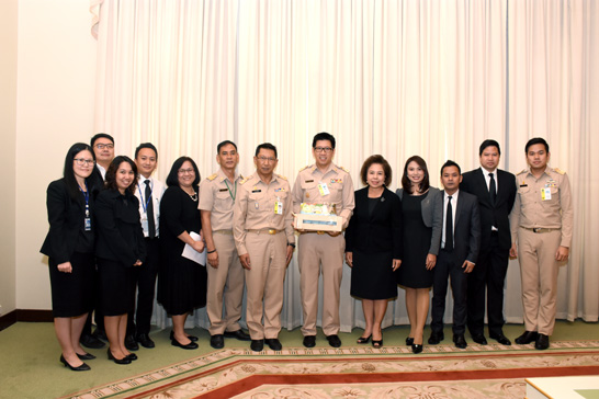 นายเอกนิติ นิติทัณฑ์ประภาศ ผู้อำนวยการสำนักงานคณะกรรมการนโยบายรัฐวิสาหกิจ (สคร.) พร้อมผู้บริหารระดับสูง ผู้บริหาร และบุคลากร สคร. ร่วมอวยพรปีใหม่ 2560 แด่อารีพงศ์ ภู่ชอุ่ม ปลัดกระทรวงพลังงาน