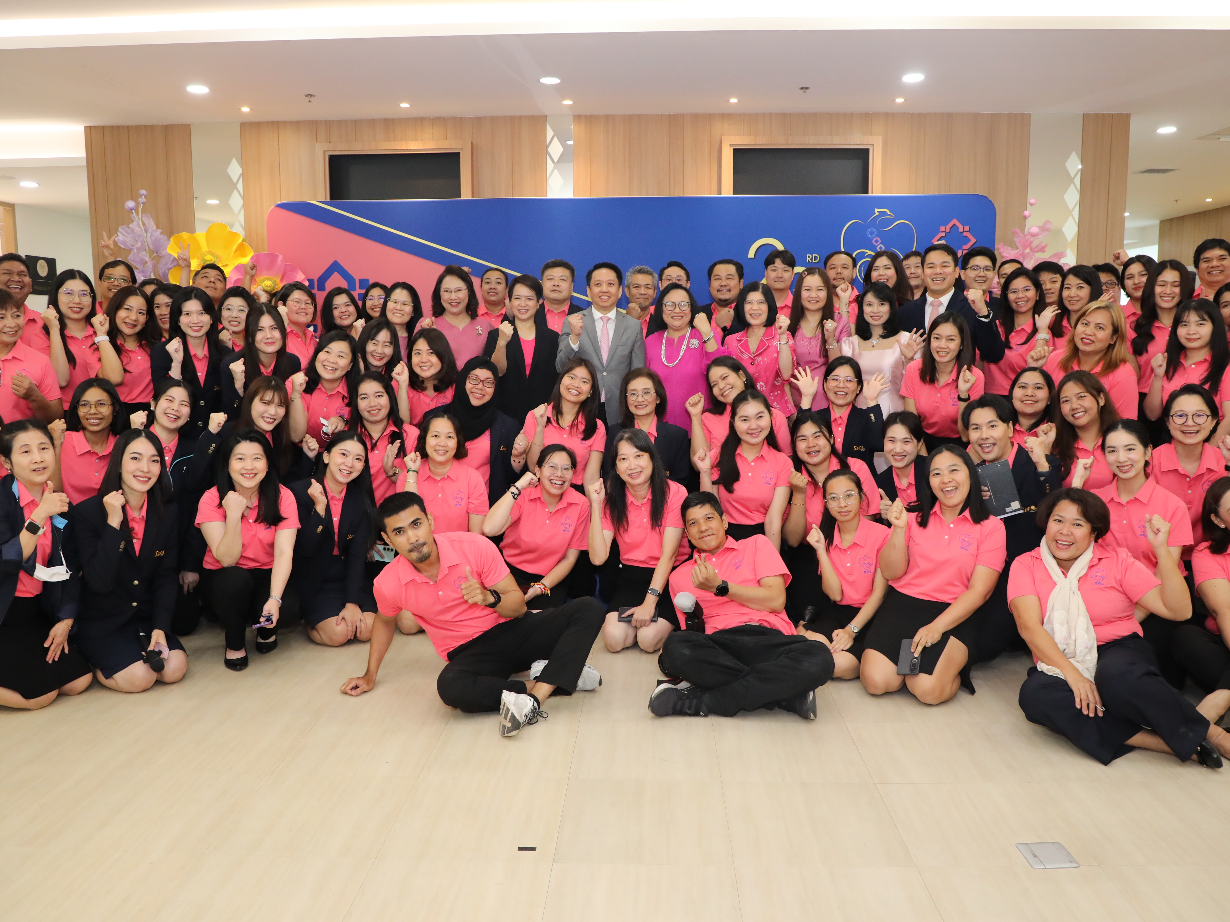 สำนักงานคณะกรรมการนโยบายรัฐวิสาหกิจ (สคร.) เข้าสักการะสิ่งศักดิ์สิทธิ์ประจำกระทรวงการคลัง และสิ่งศักดิ์สิทธิ์ประจำ สคร. เนื่องในโอกาสวันคล้ายวันสถาปนา สคร. ครบรอบ 23 ปี 