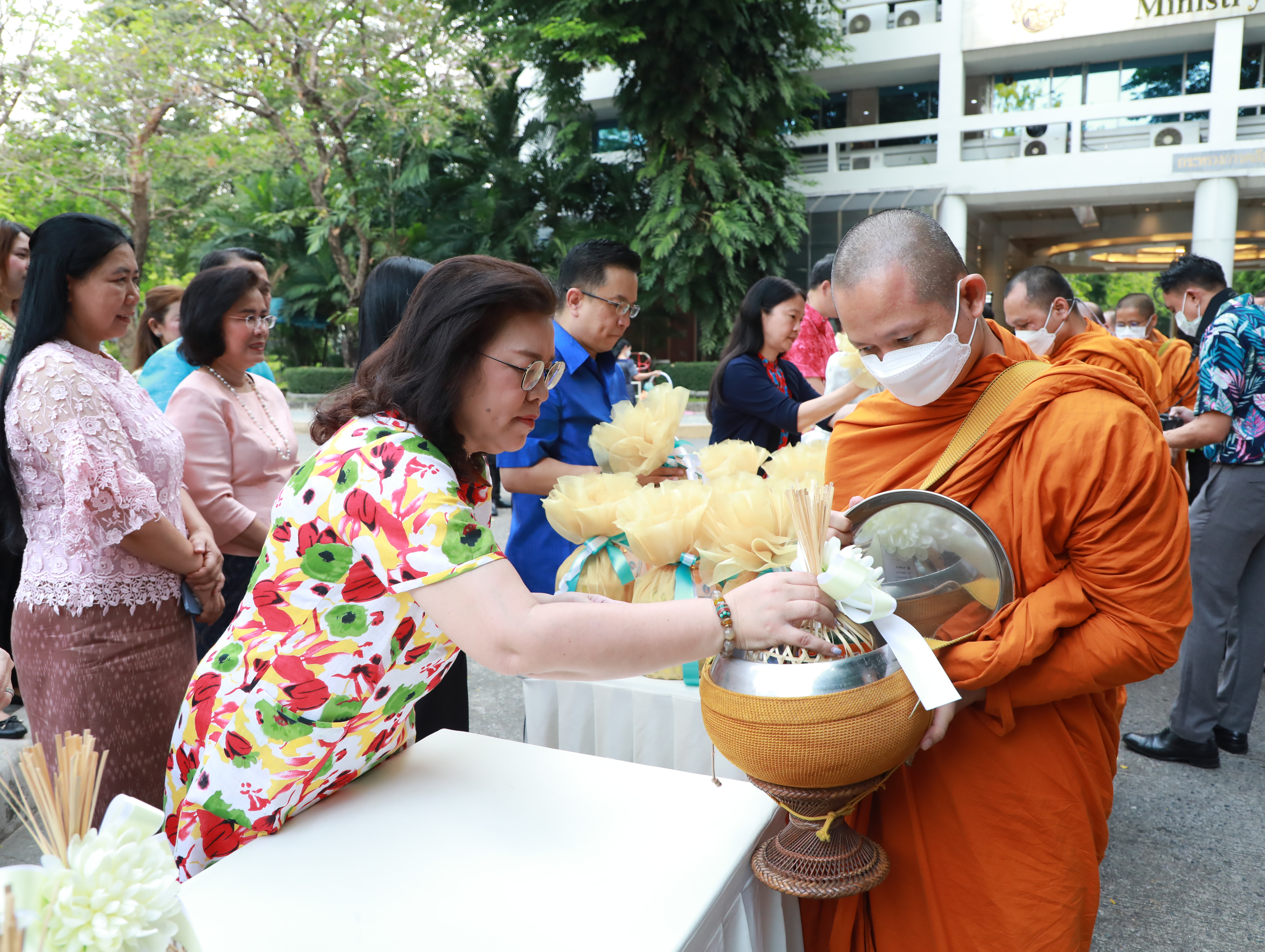 สคร. ได้เข้าร่วมพิธีทำบุญตักบาตร พิธีสรงน้ำพระ พิธีรดน้ำขอพรผู้บริหารระดับสูงกระทรวงการคลัง เนื่องในวันสงกรานต์ พุทธศักราช 2567