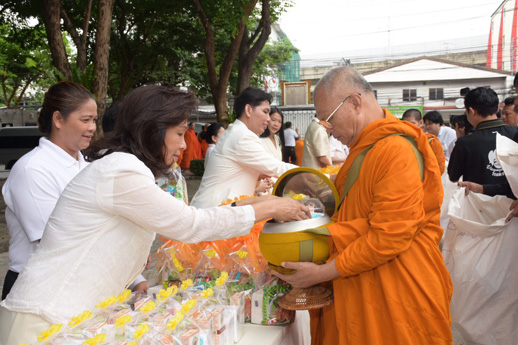 สคร. ร่วมพิธีทำบุญตักบาตรเพื่อเฉลิมพระเกียรติ สมเด็จพระเจ้าอยู่หัวฯ