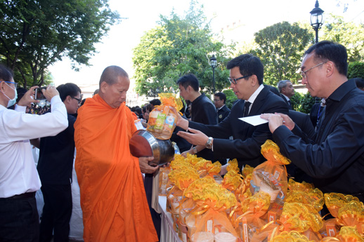สคร. ร่วมพิธีทำบุญตักบาตรเพื่อถวายเป็นพระราชกุศลแด่ ร.9