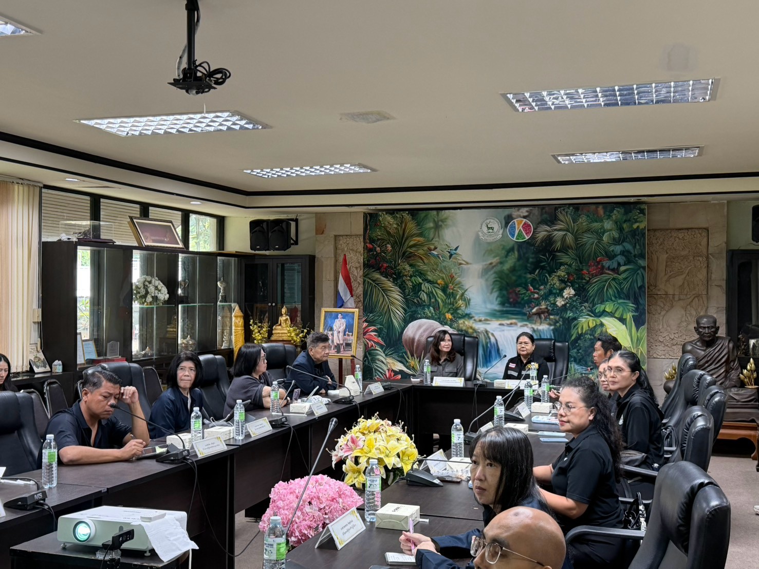 คณะอนุกรรมการประเมินผลการดำเนินงานรัฐวิสาหกิจ สาขาเกษตรและสาขาทรัพยากรธรรมชาติ และผู้บริหารสำนักงานคณะกรรมการนโยบายรัฐวิสาหกิจ เยี่ยมชมสวนสัตว์เปิดเขาเขียว จังหวัดชลบุรี