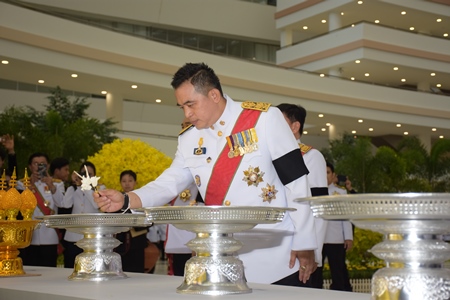 ปลัดกระทรวงกาคลัง ถวายดอกไม้จันทน์
