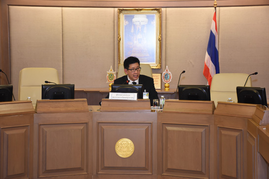 นายเอกนิติ นิติทัณฑ์ประภาศ ผอ. สคร. แถลงข่าวหลังจากเลิกการประชุม