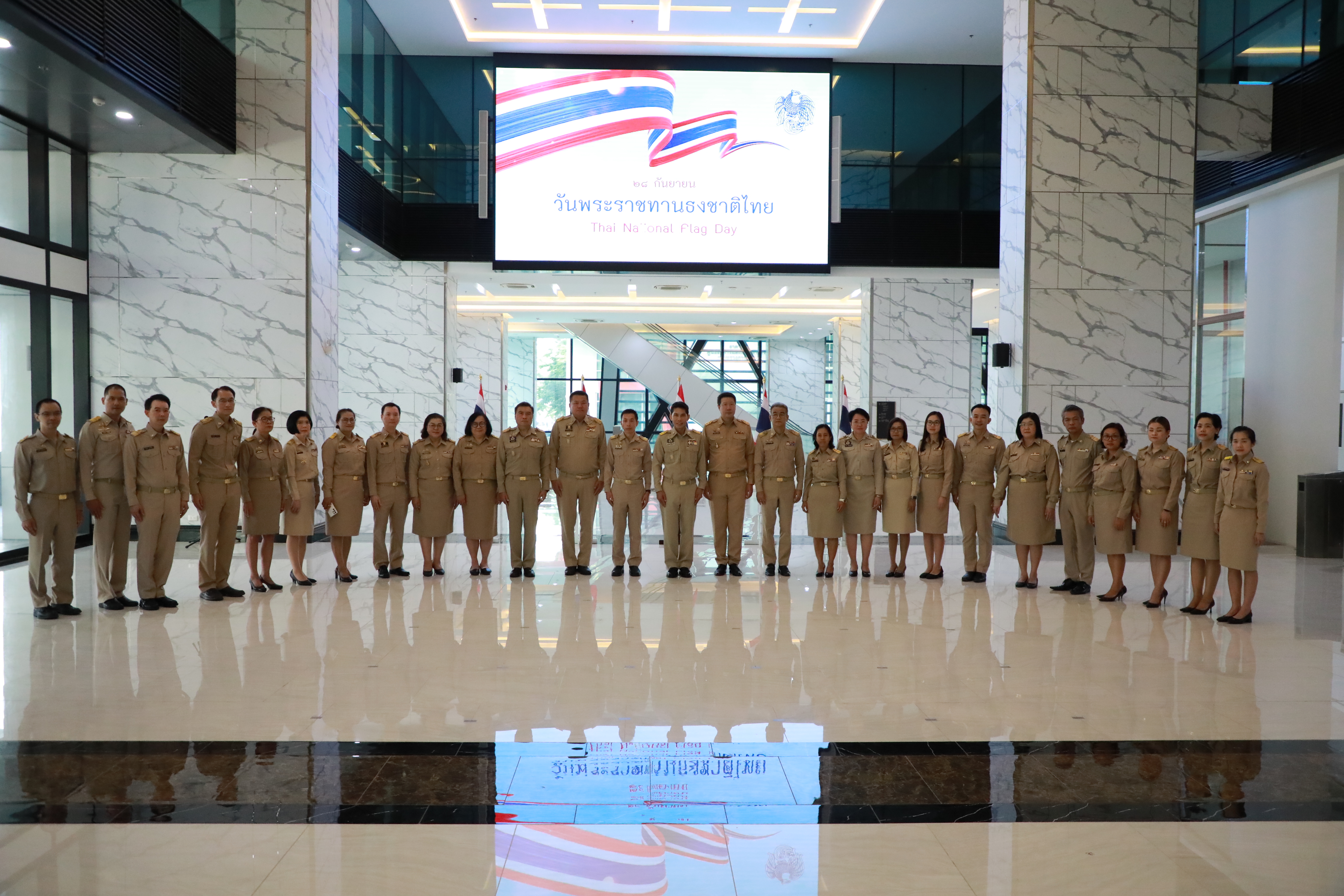 สำนักงานคณะกรรมการนโยบายรัฐวิสาหกิจ (สคร.) เข้าร่วมพิธีเคาพรธงชาติ เนื่องในวันพระราชทานธงชาติไทย 28 กันยายน (Thai National Flag Day) ประจำปี 2567