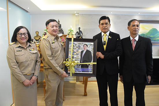 สคร. มอบของที่ระลึกให้ปลัดกระทรวงการคลังเนื่องในโอกาสเกษียณอายุราชการ