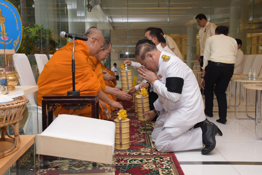สคร. ร่วมพิธีทำบุญตักบาตรเพื่อเฉลิมพระเกียรติ สมเด็จพระเจ้าอยู่หัวฯ