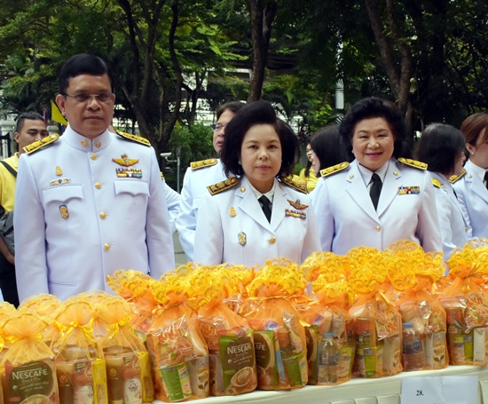 สคร.เข้าร่วมถวายภัตตาหารเช้าแด่พระสงฆ์เพื่อถวายเป็นพระราชกุศลเนื่องในวันเฉลิมพระชนมพรรษา สมเด็จพระเจ้าอยู่หัว 66 พรรษา 