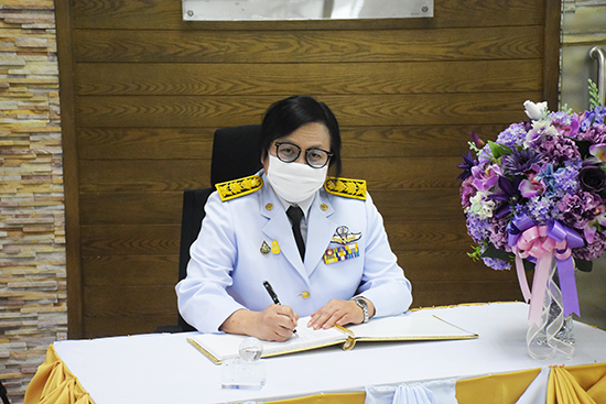 สคร. จัดพิธีลงนามถวายพระพรสมเด็จพระนางเจ้า ฯ พระบรมราชินี