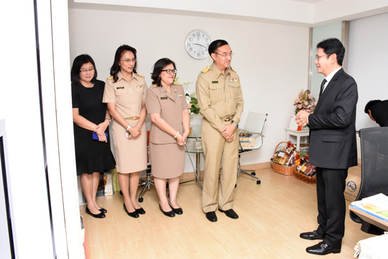 นายภูมิศักดิ์ อรัญญาเกษมสุข ที่ปรึกษาด้านการประเมินผลรัฐวิสาหกิจ (สคร.) พร้อมผู้บริหาร และบุคลากร สคร. ร่วมอวยพรปีใหม่ 2560 แด่ะนายนรินทร์ กัลยาณมิตร หัวหน้าผู้ตรวจราชการกระทรวงการคลัง