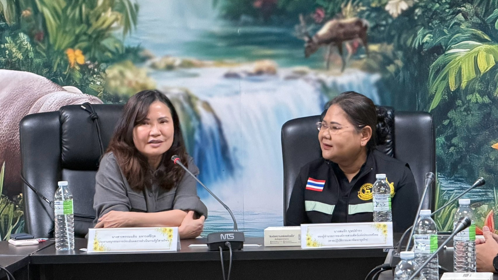 คณะอนุกรรมการประเมินผลการดำเนินงานรัฐวิสาหกิจ สาขาเกษตรและสาขาทรัพยากรธรรมชาติ และผู้บริหารสำนักงานคณะกรรมการนโยบายรัฐวิสาหกิจ เยี่ยมชมสวนสัตว์เปิดเขาเขียว จังหวัดชลบุรี