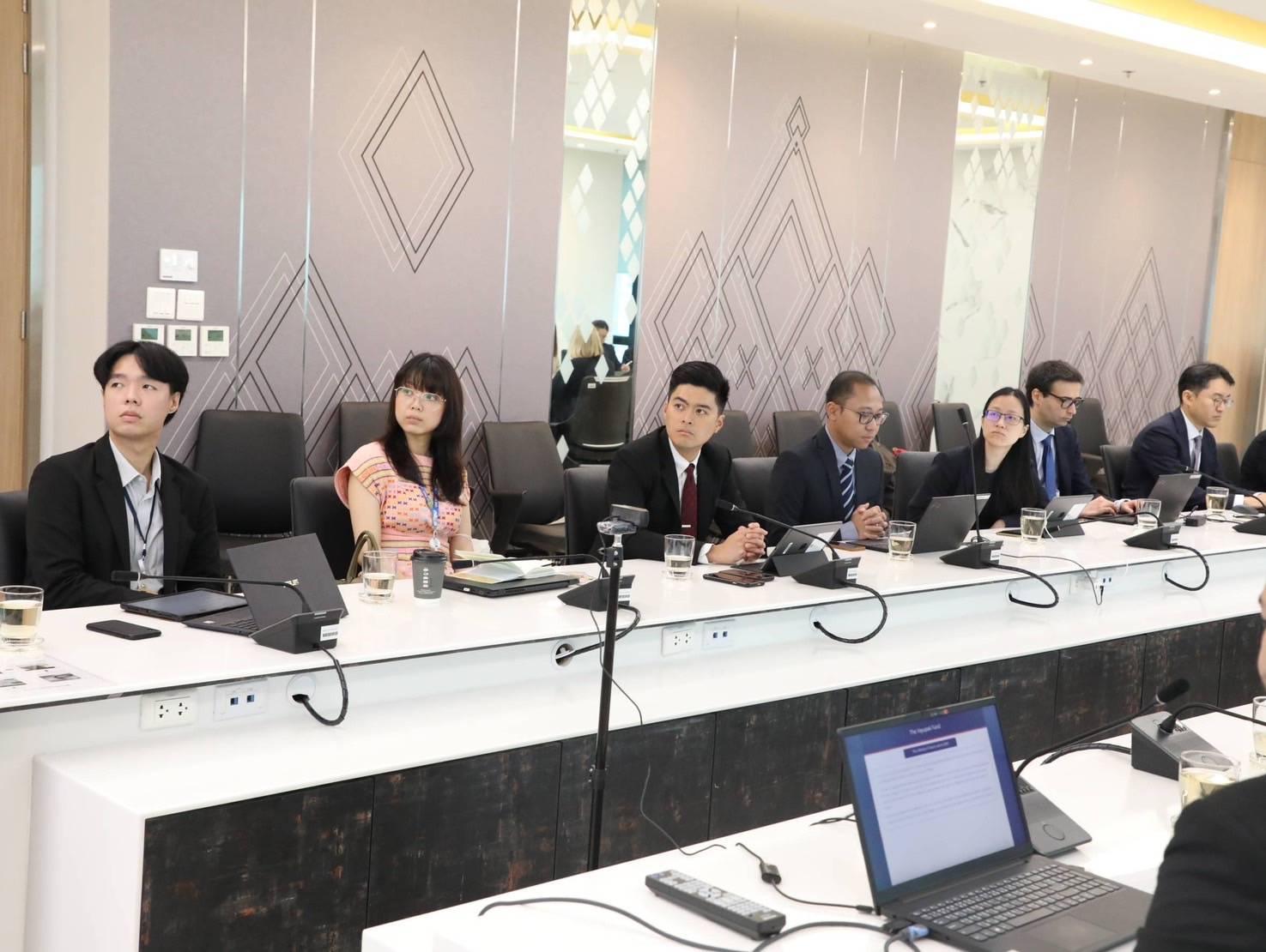 คณะผู้แทน IMF เข้าพบ สำนักงานคณะกรรมการนโยบายรัฐวิสาหกิจ (สคร.) เพื่อแลกเปลี่ยนมาตรการที่สำคัญในการขับเคลื่อนเศรษฐกิจของรัฐวิสาหกิจไทย 