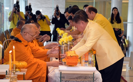 สคร. เข้าร่วมพิธีทำบุญตักบาตร ถวายเป็นพระราชกุศลในหลวง ร.9 เนื่องในวันคล้ายวันสวรรคต 13 ต.ค.61