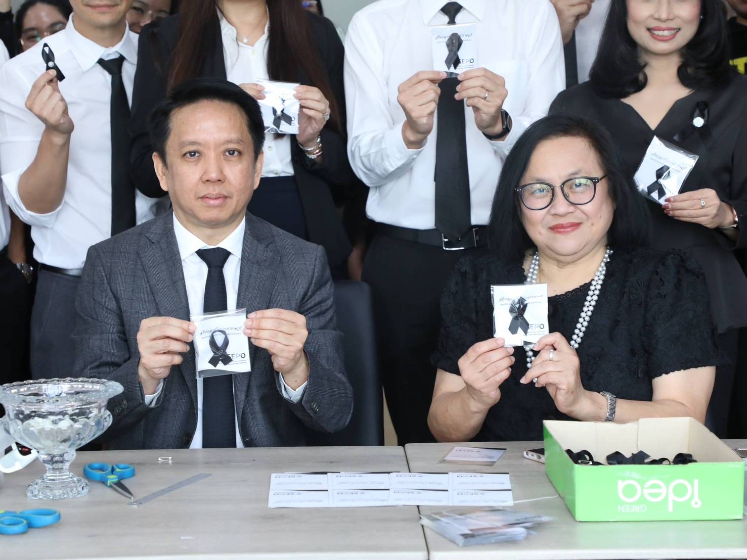 สำนักงานคณะกรรมการนโยบายรัฐวิสาหกิจ จัดกิจกรรมจิตอาสา “รวมพลังแห่งความภักดี” โดยการประดิษฐ์เข็มกลัดโบว์สีดำ เพื่อถวายความอาลัยและน้อมรำลึกในพระมหากรุณาธิคุณ สมเด็จพระนางเจ้าสิริกิติ์ พระบรมราชินีนาถ พระบรมราชชนนีพันปีหลวง เสด็จสวรรคต