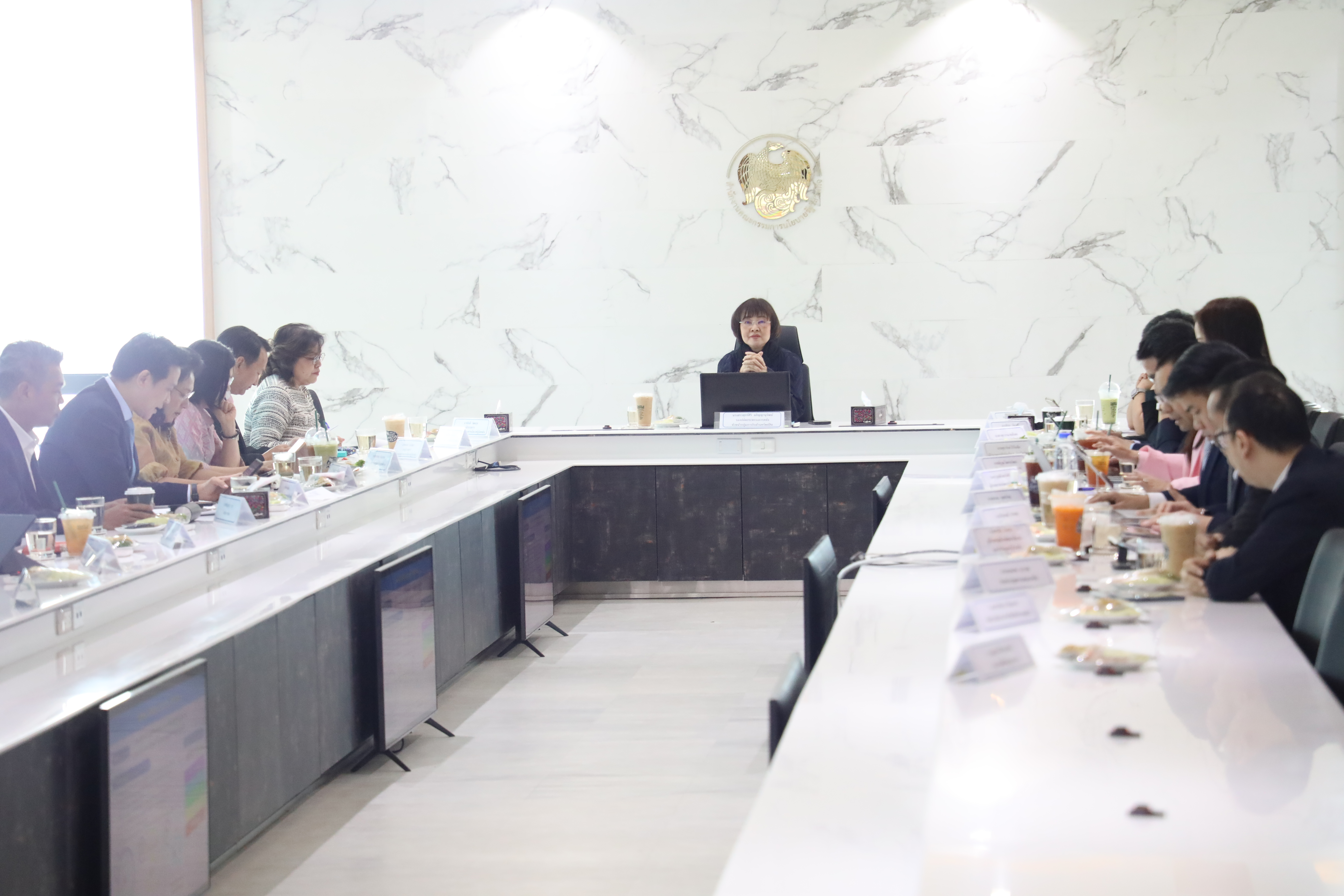 นางสาวศุกร์ศิริ อภิญญานุวัฒน์ รองปลัดกระทรวงการคลัง หัวหน้ากลุ่มภารกิจด้านทรัพย์สิน เข้าตรวจเยี่ยมพร้อมมอบนโยบายการปฏิบัติงานให้กับสำนักงานคณะกรรมการนโยบายรัฐวิสาหกิจ