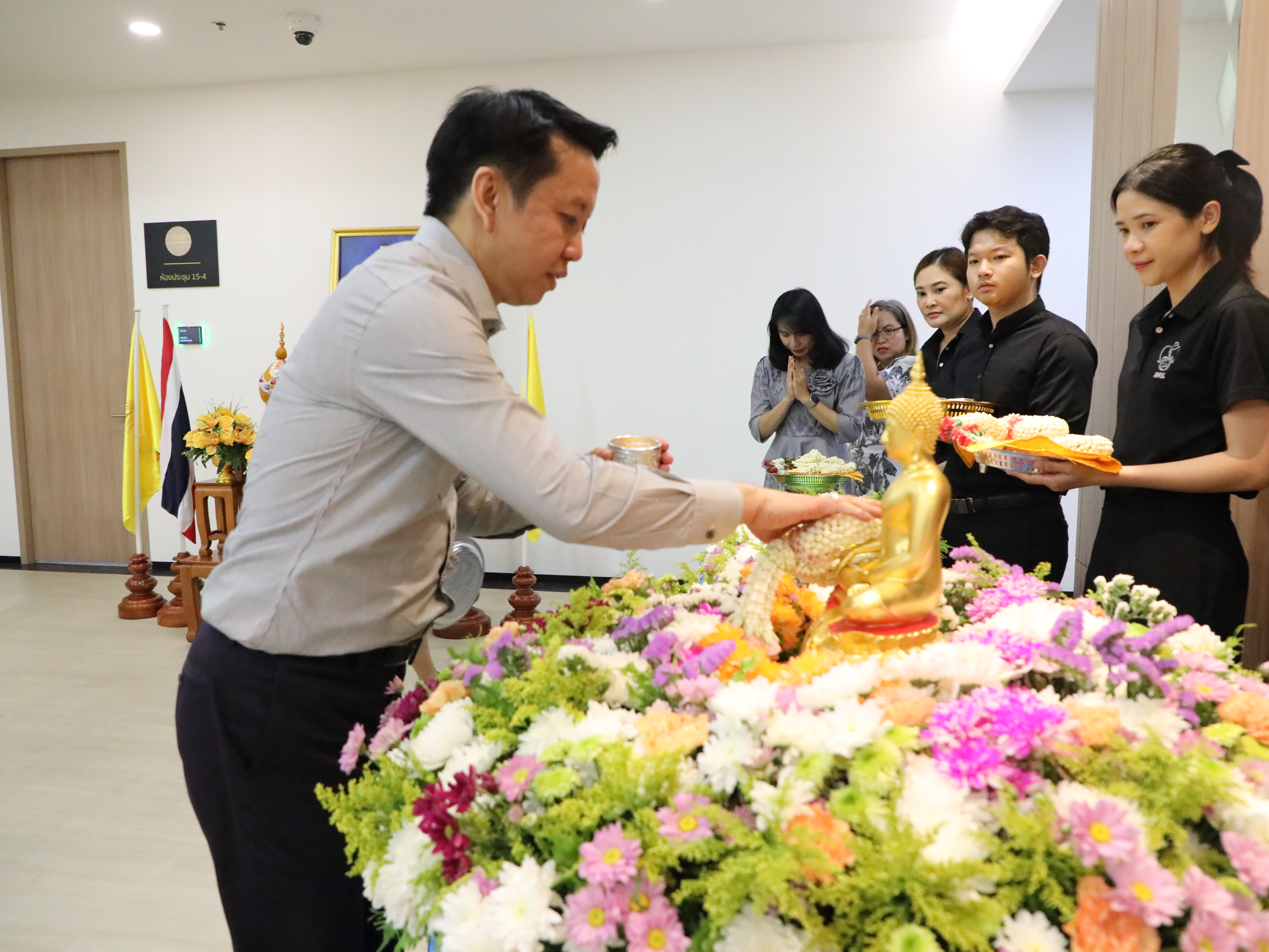สำนักงานคณะกรรมการนโยบายรัฐวิสาหกิจ จัดพิธีสรงน้ำพระเนื่องในวันสงกรานต์ พุทธศักราช 2569
