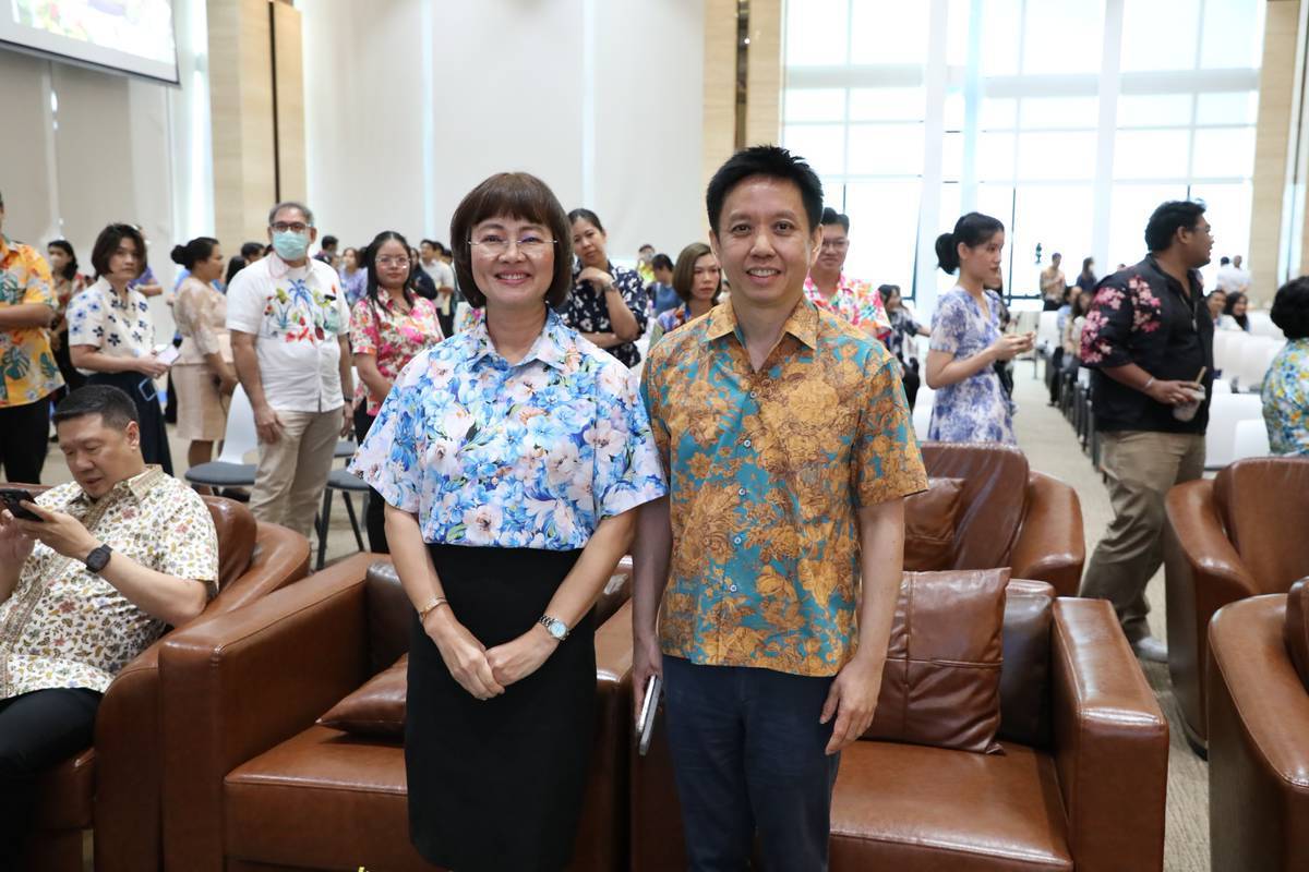 สำนักงานคณะกรรมการนโยบายรัฐวิสาหกิจ เข้าร่วมพิธีสรงน้ำพระพุทธรูป และพิธีรดน้ำขอพรคณะผู้บริหารระดับสูง และอดีตผู้บริหารระดับสูงของกระทรวงการคลัง