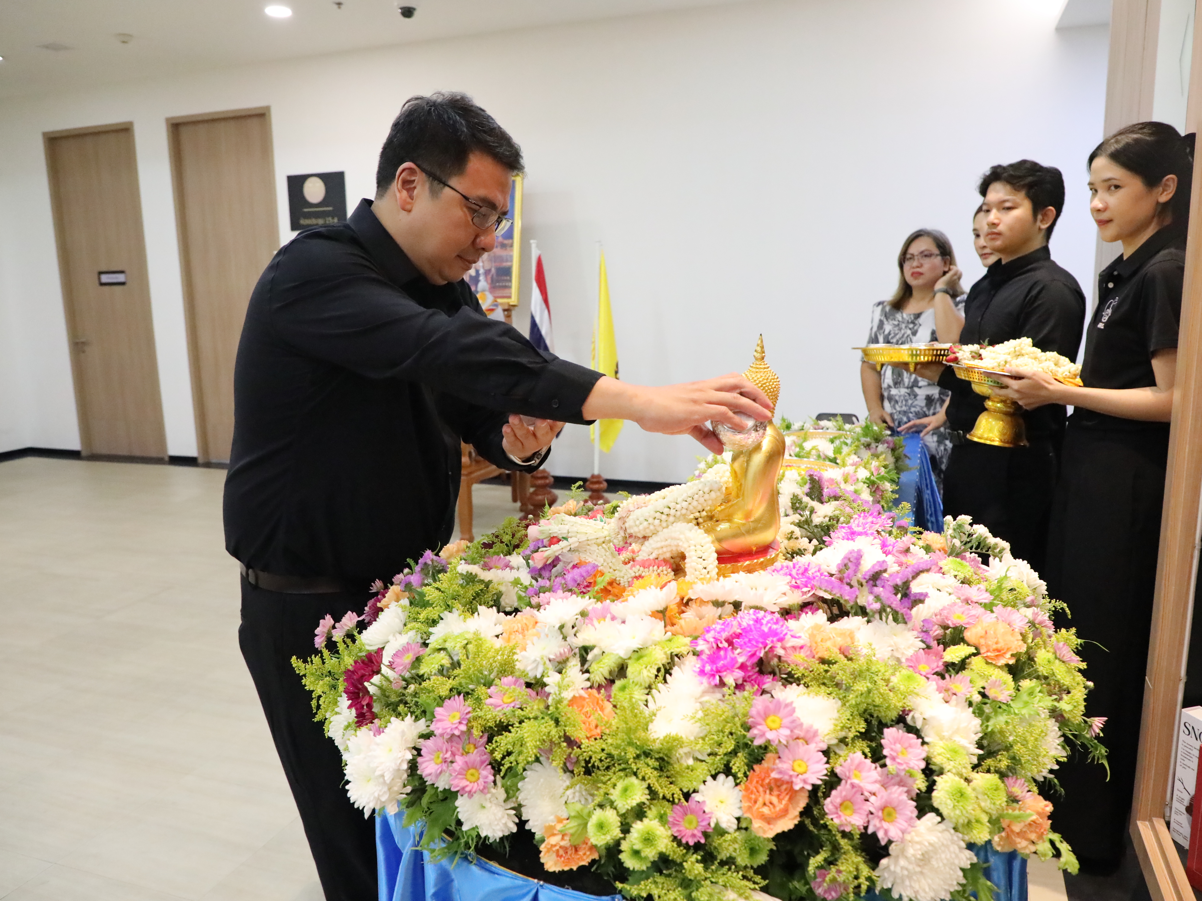 สำนักงานคณะกรรมการนโยบายรัฐวิสาหกิจ จัดพิธีสรงน้ำพระเนื่องในวันสงกรานต์ พุทธศักราช 2569