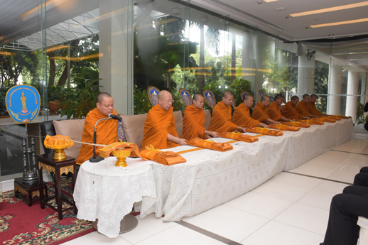 สคร. ร่วมทำบุญตักบาตรเพื่อถวายพระราชกุศลครบรอบ 1 ปี วันสวรรคต พระบาทสมเด็จพระปรมินทรมหาภูมิพลอดุลยเดช บรมนาถบพิตร