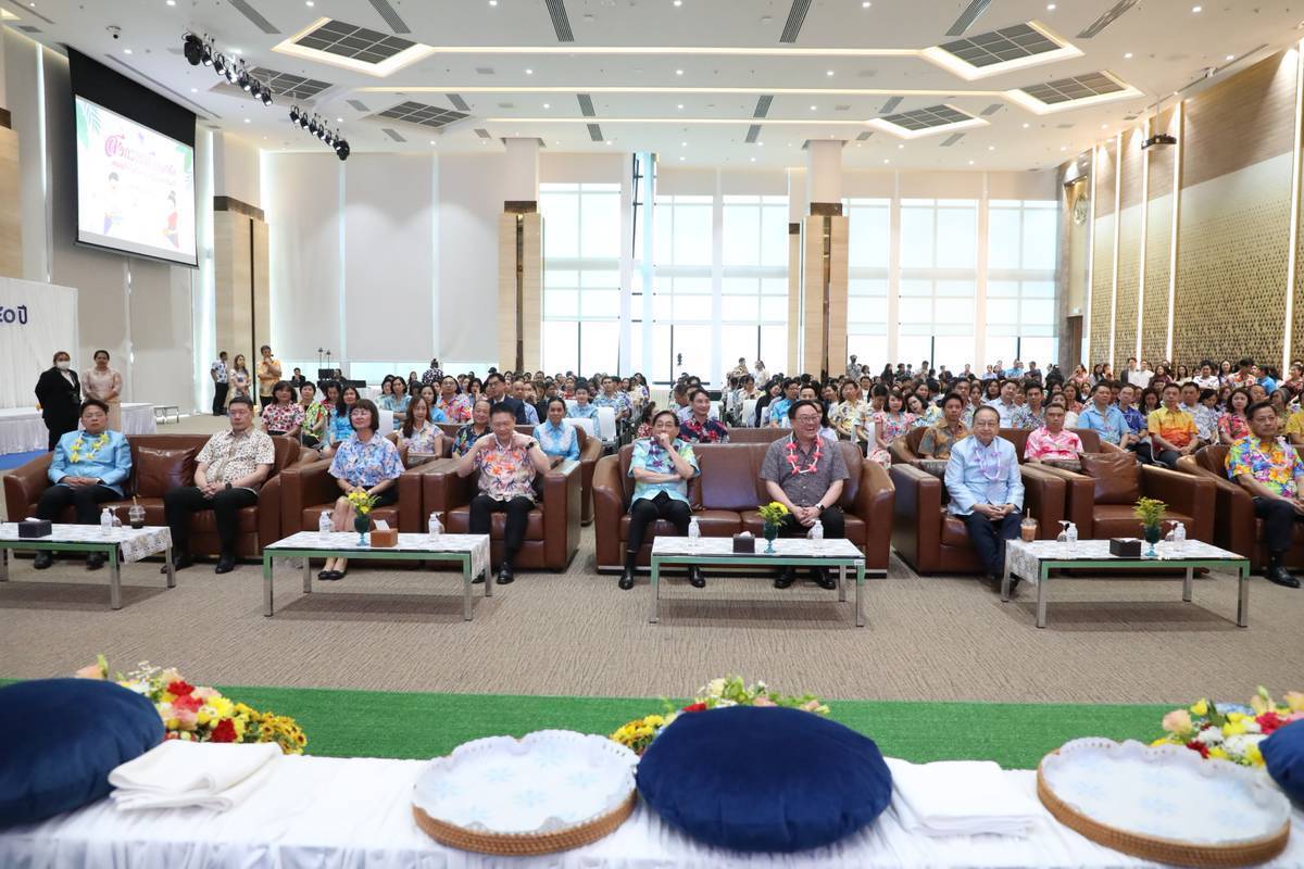 สำนักงานคณะกรรมการนโยบายรัฐวิสาหกิจ เข้าร่วมพิธีสรงน้ำพระพุทธรูป และพิธีรดน้ำขอพรคณะผู้บริหารระดับสูง และอดีตผู้บริหารระดับสูงของกระทรวงการคลัง