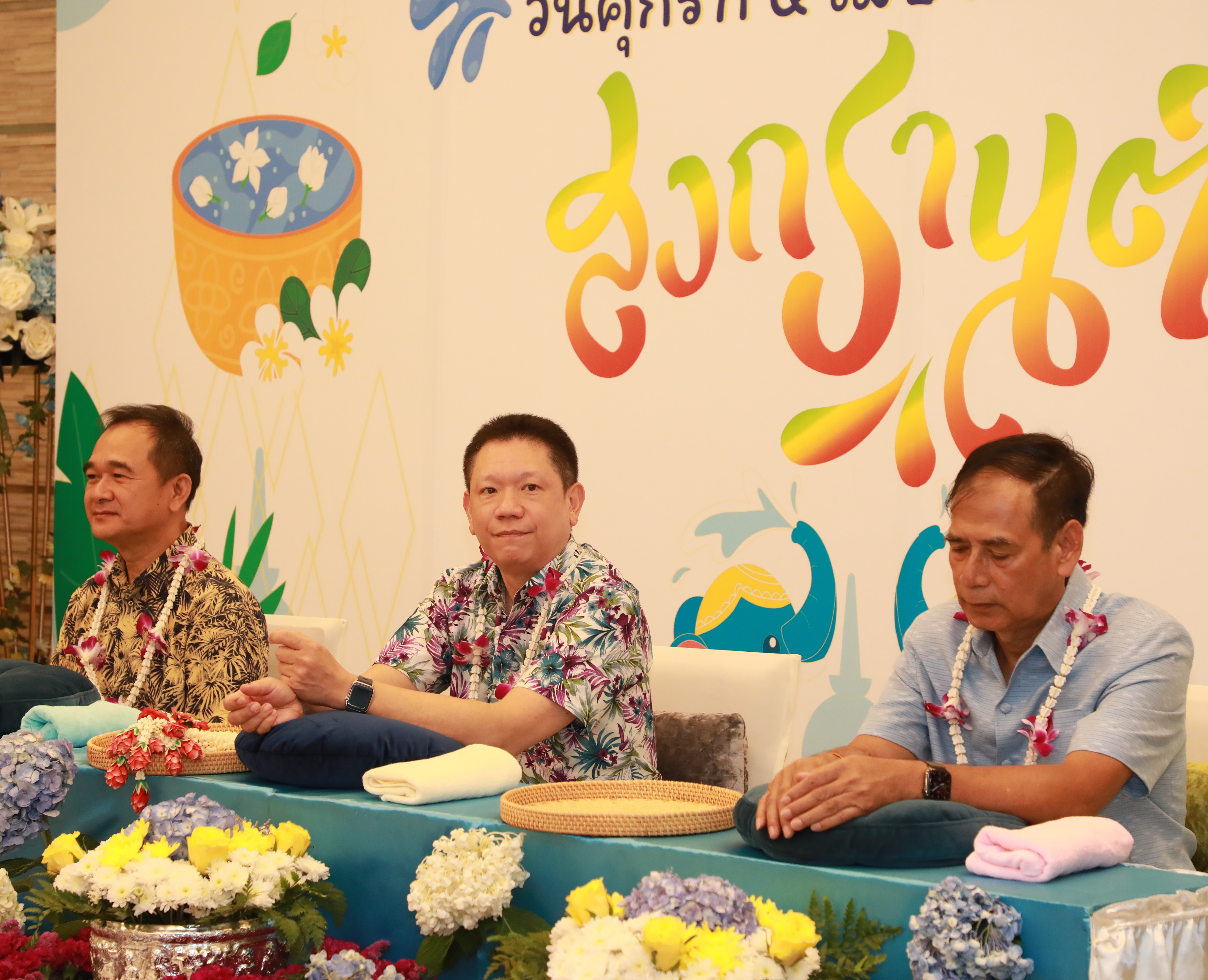 สคร. ได้เข้าร่วมพิธีทำบุญตักบาตร พิธีสรงน้ำพระ พิธีรดน้ำขอพรผู้บริหารระดับสูงกระทรวงการคลัง เนื่องในวันสงกรานต์ พุทธศักราช 2567