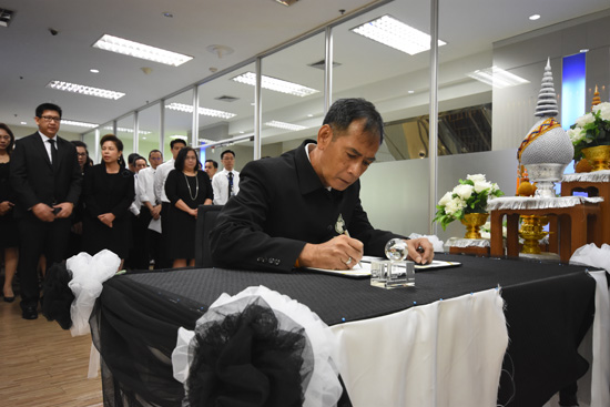 นายชาญวิทย์ นาคบุรี รองผู้อำนวยการ สคร. ลงนามถวายอาลัยพระบาทสมเด็จพระปรมินทรมหาภูมิพลอดุลยเดช