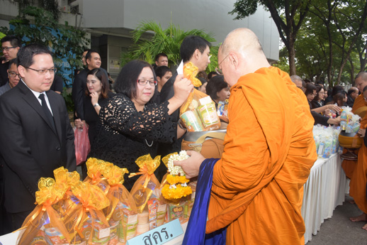 สคร. ร่วมทำบุญตักบาตรเพื่อถวายพระราชกุศลครบรอบ 1 ปี วันสวรรคต พระบาทสมเด็จพระปรมินทรมหาภูมิพลอดุลยเดช บรมนาถบพิตร