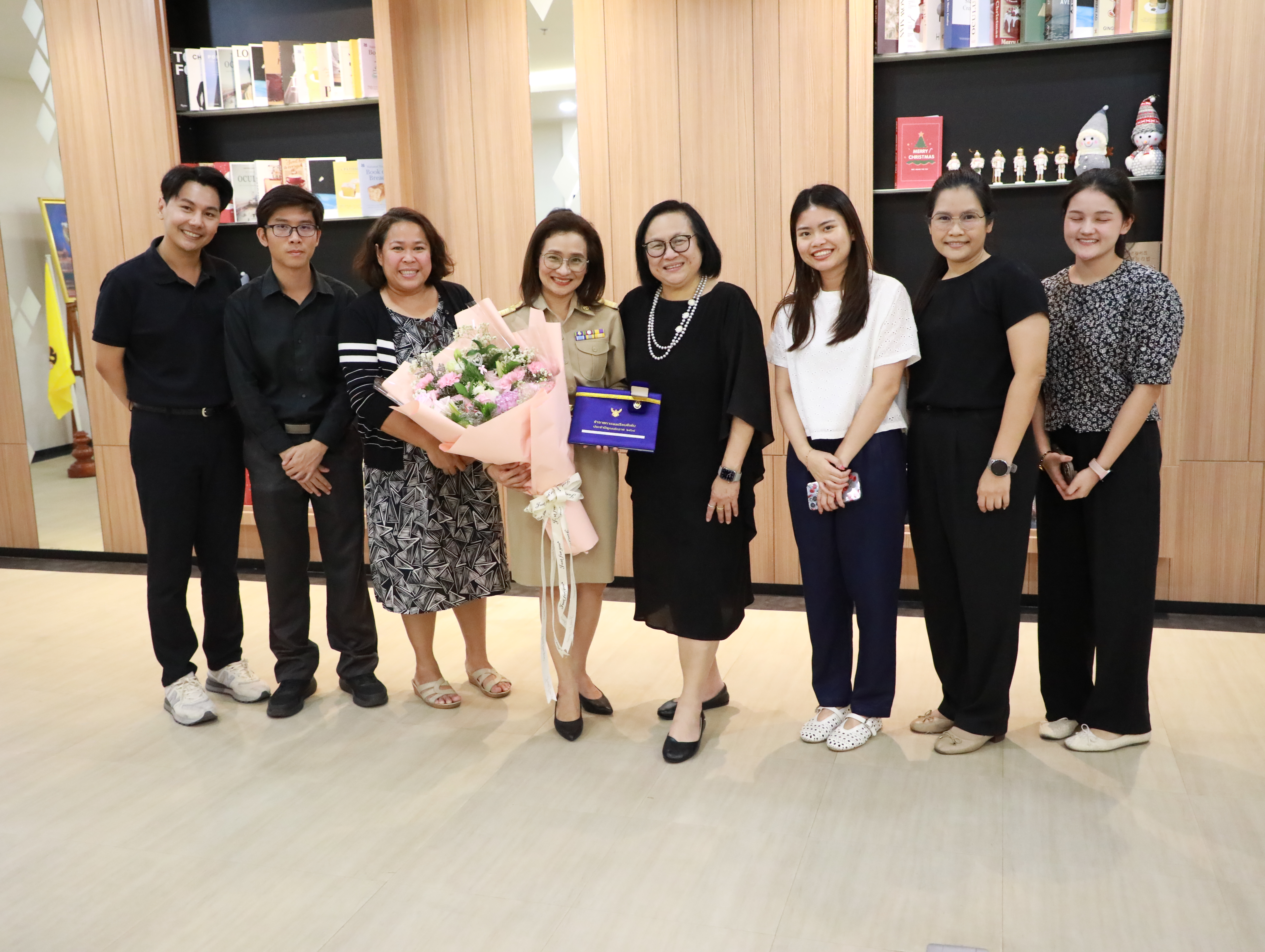สำนักงานคณะกรรมการนโยบายรัฐวิสาหกิจ แสดงความยินดีกับนางศรินนา  เตมียบุตร ตำแหน่งนักวิเคราะห์รัฐวิสาหกิจชำนาญการพิเศษ เนื่องในโอกาศได้รับการคัดเลือกเป็นข้าราชการพลเรือนดีเด่น ประจำปี พ.ศ. 2568