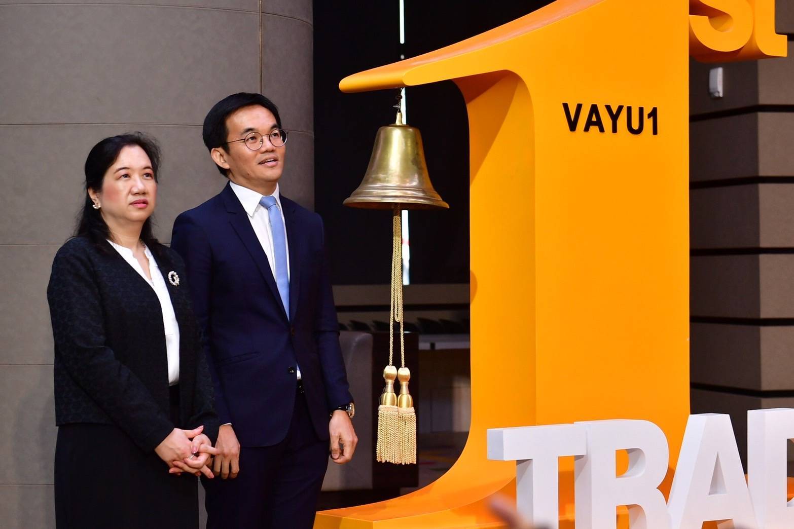 สำนักงานคณะกรรมการนโยบายรัฐวิสาหกิจ (สคร.) ร่วมแสดงความยินดี เนื่องในโอกาสกองทุนรวมวายุภักษ์ หนึ่ง นำหน่วยลงทุนประเภท ก. เข้าซื้อขายวันแรกในตลาดหลักทรัพย์แห่งประเทศไทย