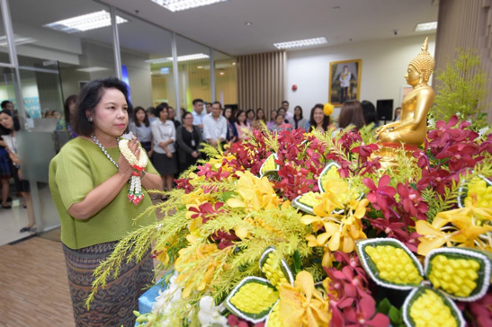 สคร. สรงน้ำพระพุทธรูปประจำ สคร. เนื่องในวันสงกรานต์