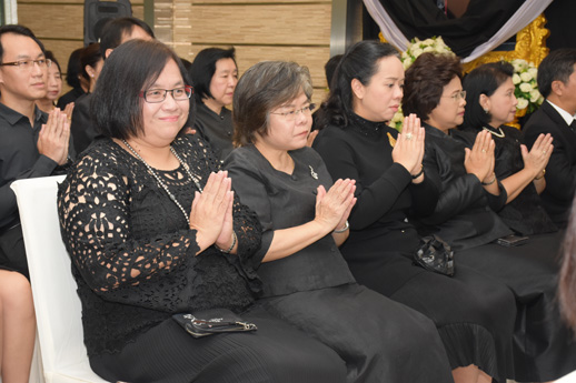 สคร. ร่วมทำบุญตักบาตรเพื่อถวายพระราชกุศลครบรอบ 1 ปี วันสวรรคต พระบาทสมเด็จพระปรมินทรมหาภูมิพลอดุลยเดช บรมนาถบพิตร