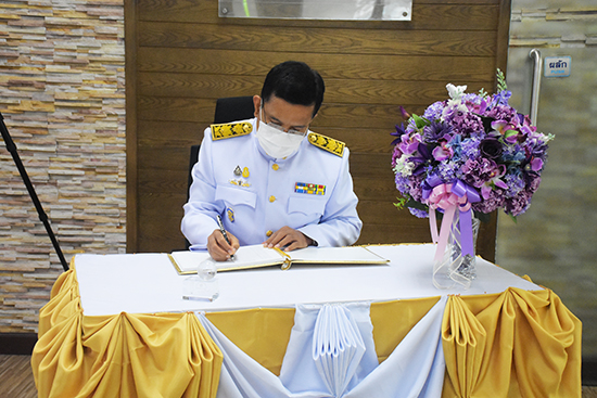 สคร. จัดพิธีลงนามถวายพระพรสมเด็จพระนางเจ้า ฯ พระบรมราชินี