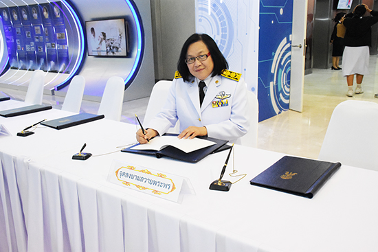 สคร. ร่วมถวายแจกันดอกไม้และลงนามถวายพระพรสมเด็จพระนางเจ้าสิริกิติ์ พระบรมราชินีนาถ พระบรมราชชนนีพันปีหลวง