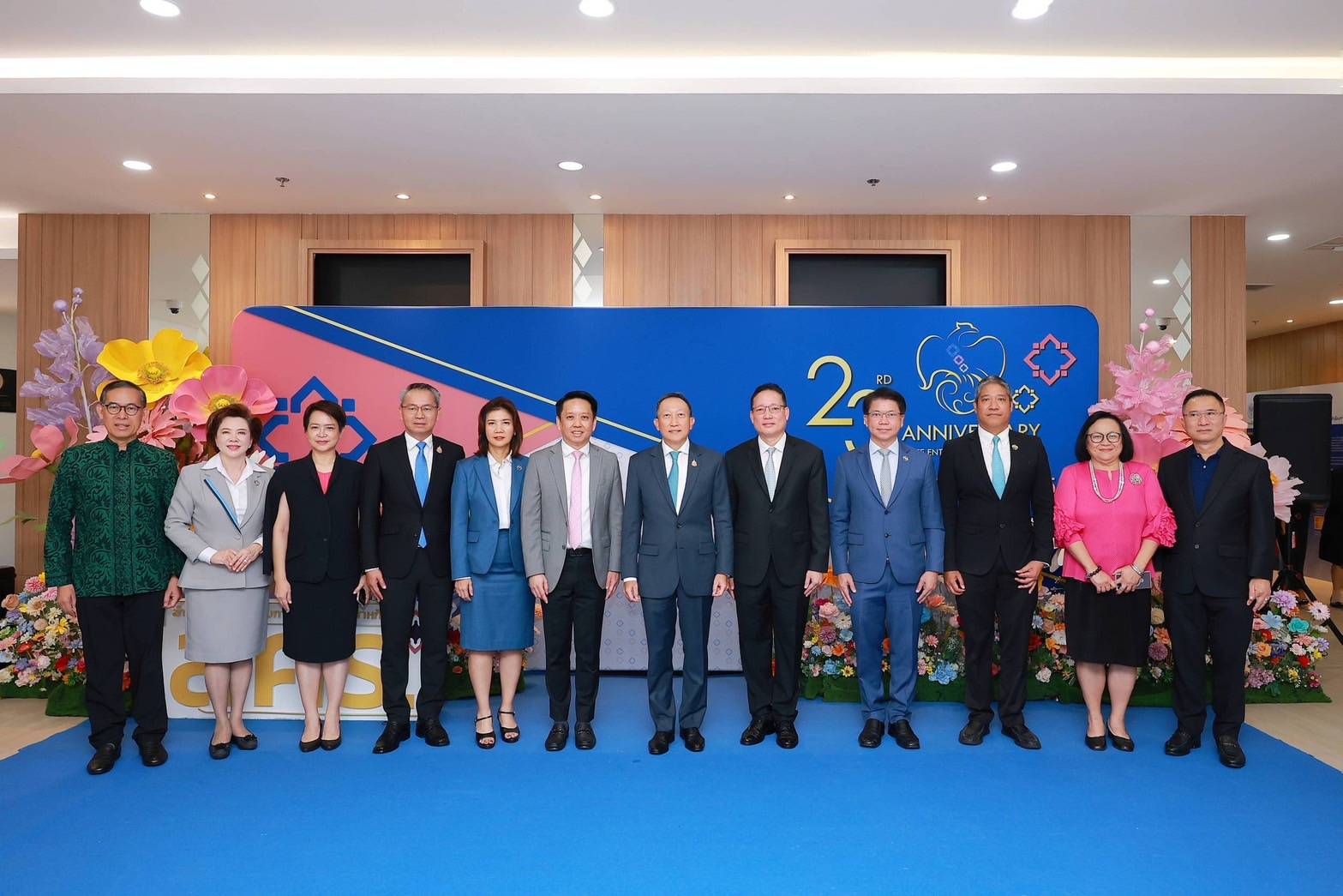 สำนักงานคณะกรรมการนโยบายรัฐวิสาหกิจ (สคร.) เข้าสักการะสิ่งศักดิ์สิทธิ์ประจำกระทรวงการคลัง และสิ่งศักดิ์สิทธิ์ประจำ สคร. เนื่องในโอกาสวันคล้ายวันสถาปนา สคร. ครบรอบ 23 ปี 