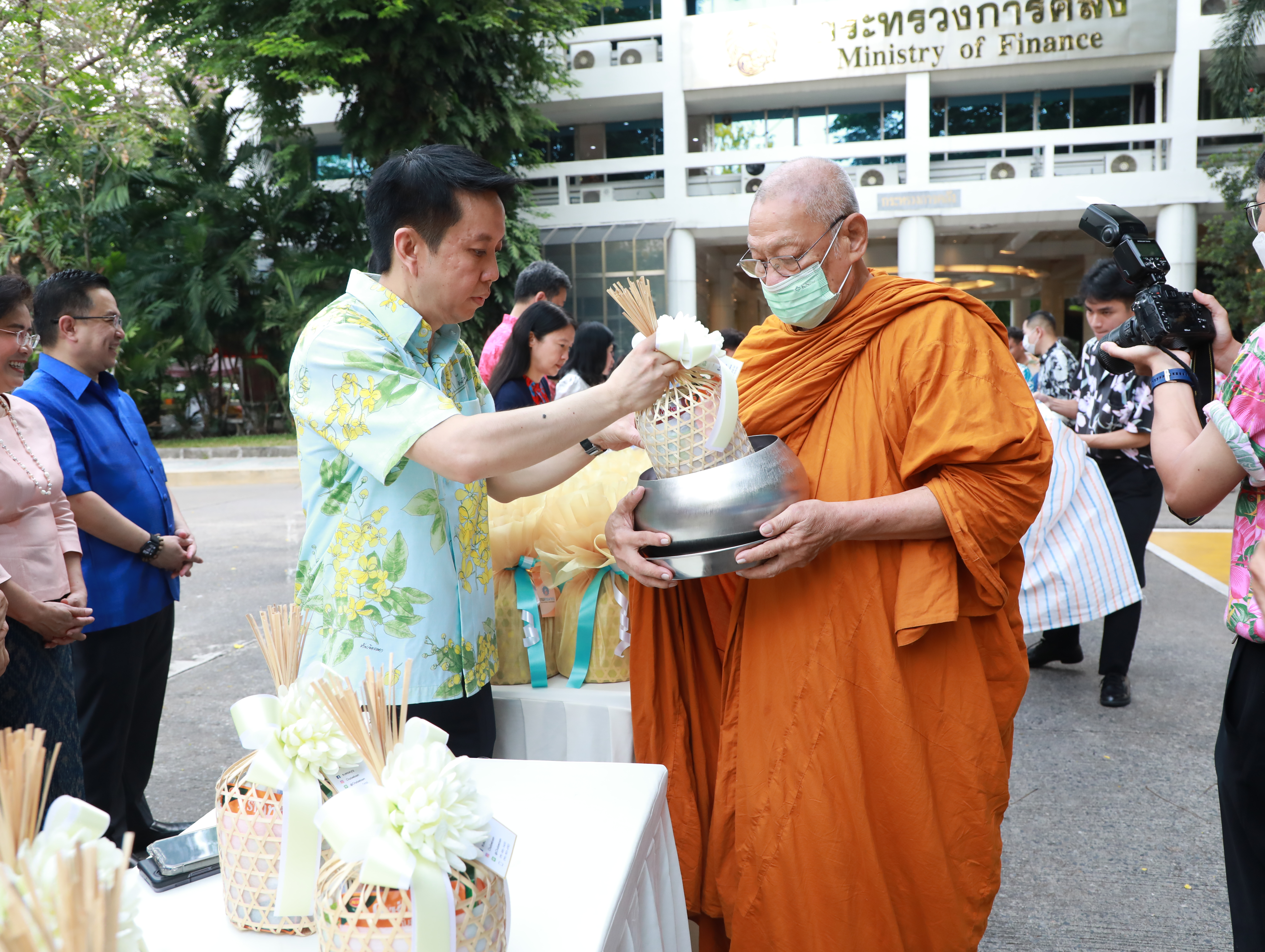 สคร. ได้เข้าร่วมพิธีทำบุญตักบาตร พิธีสรงน้ำพระ พิธีรดน้ำขอพรผู้บริหารระดับสูงกระทรวงการคลัง เนื่องในวันสงกรานต์ พุทธศักราช 2567